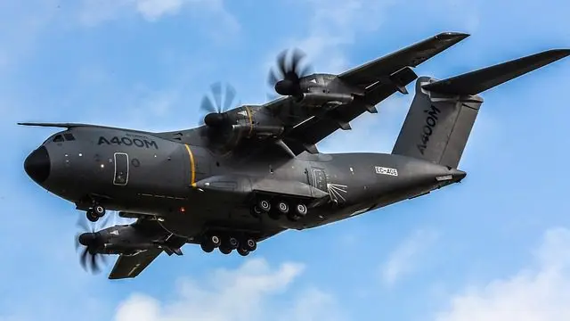 Militair vliegtuig in vlucht dat het bombarderen van naaktslakken met zout illustreert